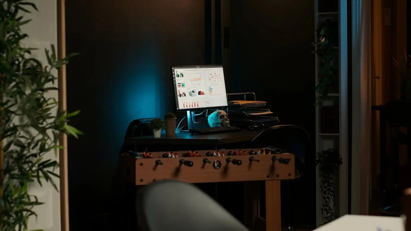 Уютная, хорошо освещённая квартира в стиле лофт с современным домашним офисом.